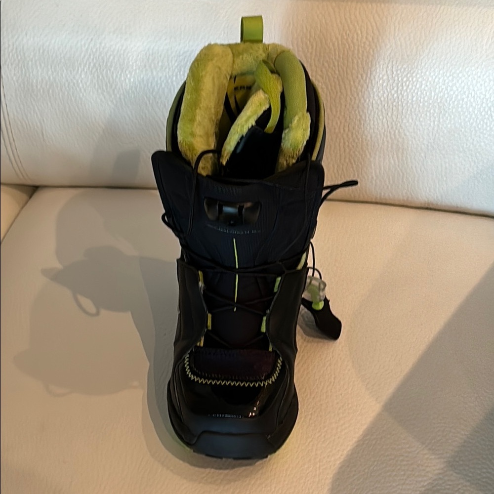 Women OR unisex KIDS Black and Green Snowboard boot.  Only Worn 3x